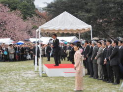挨拶をする鳩山総理、手前は 幸夫人、居並ぶのは閣僚