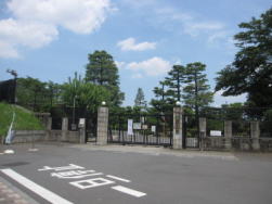 武蔵野市に所在する境浄水場正門