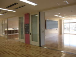 教室とオープンスペースがつながる設計