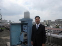 屋上に設置された放射線測定機器