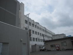 都健康安全研究センター、屋上に 放射線測定機器が設置されている。