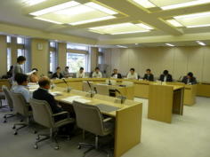 都議会　厚生委員会での審議の様子、議案の採決が行われた
