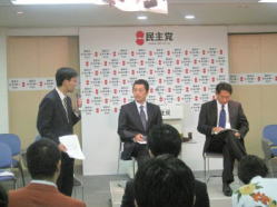 民主党大学東京の対談で 中村が司会進行役を担当
