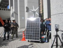 太陽光パネルでのエネルギー 確保（都庁中庭）